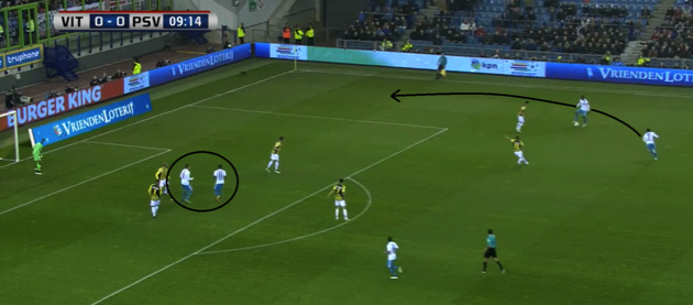 Foto 1: Wijnaldum verkoos de korte bal boven een lange pass (afbeelding via FOX Sports).