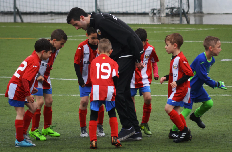 hoeveel verdient een jeugdtrainer in het betaalde voetbal header