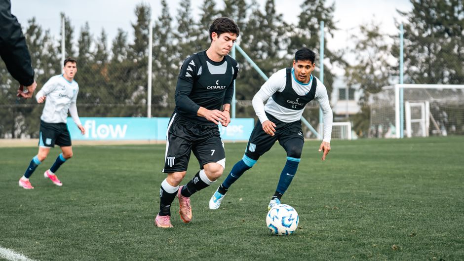 Voetballers spelen een rondo in een vierkant vak op het trainingsveld